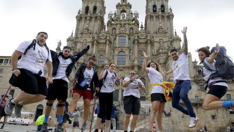 Un grupo de peregrinos celebra a chegada á catedral de Santiago, onde conflúen todos os Camiños.