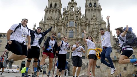 Un grupo de peregrinos celebra a chegada  catedral de Santiago, onde conflen todos os Camios.