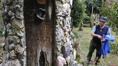 Víctor Corral, junto a un palomar instalado en su casa museo de Baamonde