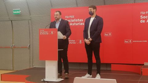 Rueda de prensa del secretario general de la FSA-PSOE y presidente del Principado, Adrián Barbón, y el secretario LGTBI de la Comisión Ejecutiva Federal del PSOE, Víctor Gutiérrez