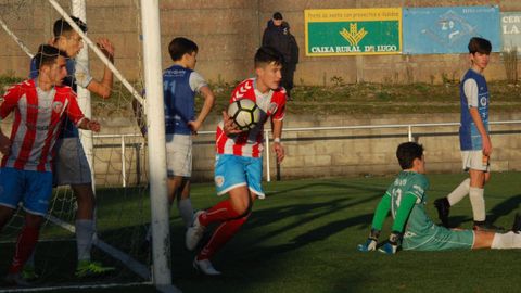 Castrín ingresó en las categorías inferiores del CD Lugo en el 2014. Procedía del Lourenzá