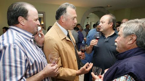 José Manuel Rodríguez, en el centro, en una comida navideña con bodegueros y viticultores