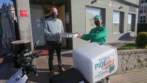 Un repartidor de Caylu recogiendo una entrega en Lugo