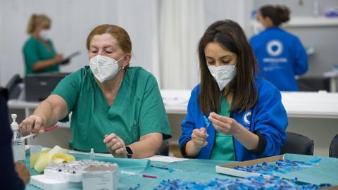 Los equipos de vacunación siguen trabajando en Expocoruña