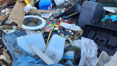 En el vertedero ilegal de Mougá han tirado tapones solidarios, entre bidones y otros desechos