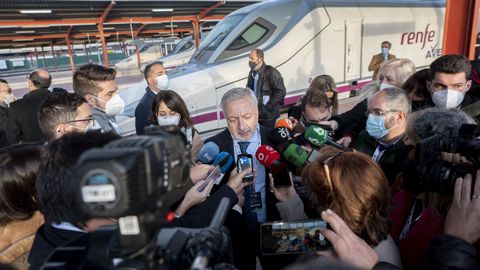 El exministro de Fomento, José Blanco, antes de la salida del tren en la estación de Chamartín