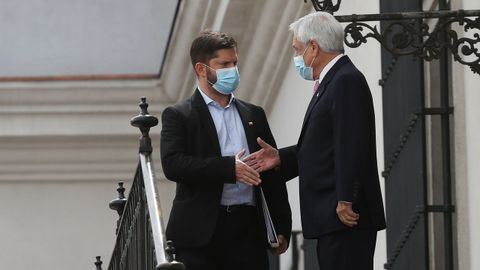 Gabriel Boric estrecha la mano del presidente Sebastin Piera a su llegada al Palacio de la Moneda
