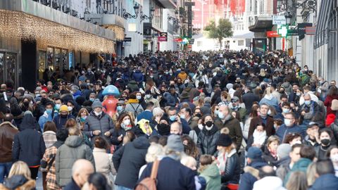 Los expertos llaman a evitar aglomeraciones, como esta que se ve en la calle Preciados de Madrid