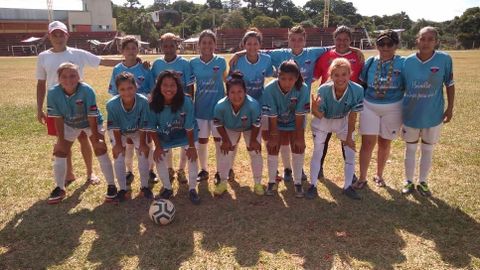Equipo femenino Tekoa Peruti, de Misiones (Argentina), con la equipación y material deportivo donado por el CD Seixalbo