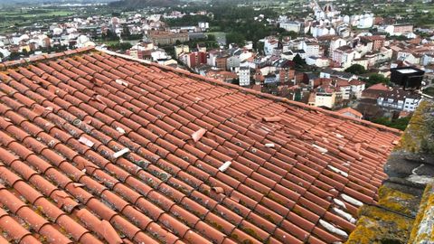 El tejado de la iglesia de San Vicente do Pino tras el vendaval de mayo del 2020, que causó daños que aún no se repararon