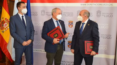 José Tomé (en el centro) y el alcalde de Pantón, José Luis Álvarez (a la derecha), en la firma del convenio en la Diputación