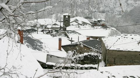 Neve na aldea de Pacios, na serra do Courel.