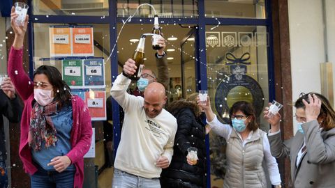 Carlos Fernández, el director técnico y vicepresidente del Club Judo Avilés que ha repartido en participaciones 2,7 millones de euros del número 89.109, celebra el último quinto premio de la Lotería de Navidad