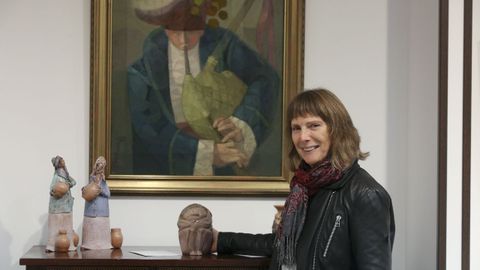 Lili con obras de su padre José González Collado y de su madre Josefina Pena