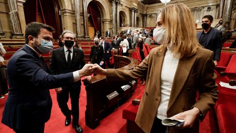 El presidente Pere Aragonés (ERC) saludando a la líder de los comunes en el Parlamento catalán, Jéssica Albiach, en una imagen de archivo.