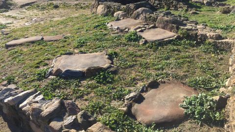 Restos de las piletas de salazón de hace unos veinte siglos en A Lanzada, Sanxenxo