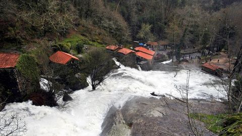 Los molinos de Barosa, en Barro, ocupan ambas orillas del río que se precipita por la ladera