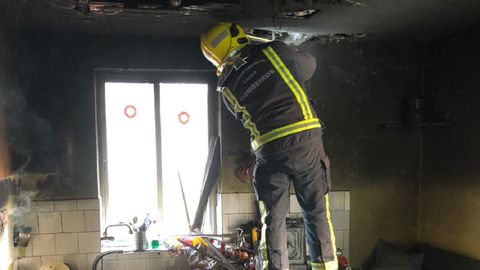 Un bombero del parque de Chantada revisa la cocina tras la extinción del fuego