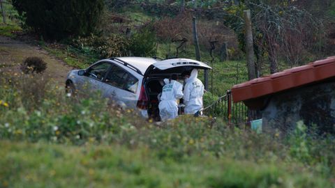 Investigadores de la Guardia Civil, durante la búsqueda del hombre enterrado en Cortegada.