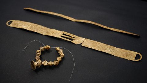 Gargantilla con colgante, diadema-cinturn y collar de oro excavados por Jos Mara Luengo en Elvia en 1953. Escondidos por su dueo en un momento de inseguridad, podran pertenecer a una sacerdotisa o un jefe.