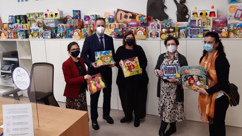 Responsables de Cáritas recibieron la donación de juguetes de la campaña «Dibujar sonrisas»