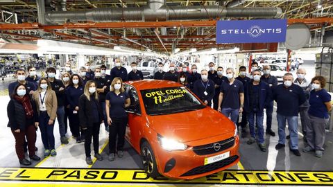 Trabajadores de la fábrica de Opel en Zaragoza, junto con el Corsa 11 millones