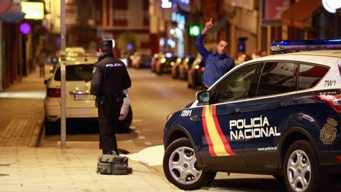 La Policía Nacional y un testigo, en el escenario de un suicidio en Lugo.
