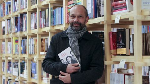 Xesús Fraga coa novela gañadora do Premio Nacional de Narrativa 2021. 