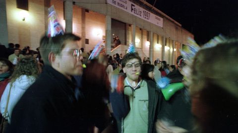 Burela recibiendo el 1997 en la noche del 4 al 5 de enero de ese año, con más de dos mil personas celebrando con retraso aquella Nochevieja en la Praza da Mariña