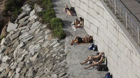 Las playas de A Coruña registraron hoy bastante afluencia de gente 