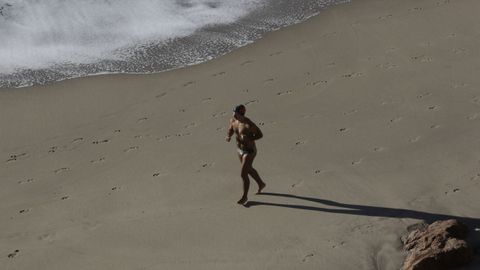 Las playas de A Coruña registraron hoy bastante afluencia de gente 