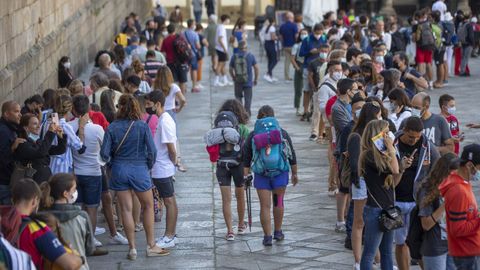 Turistas y peregrinos formaban ya largas colas para entrar por la Puerta Santa en verano.