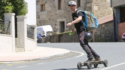 Jon, un peregrino que hizo el Camino del Norte en patinete elctrico, llegando a Sobrado dos Monxes.