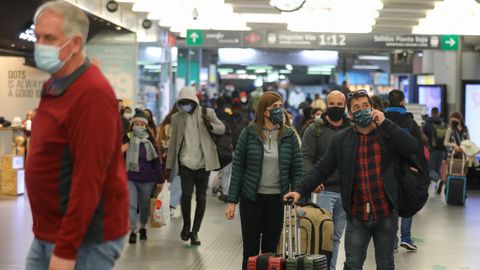 Viajeros en la estación de Atocha, en Madrid