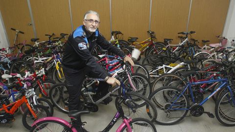 Pedro Caneiro, con las bicicletas donadas que va a repartir