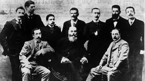 La primera redacción de La Voz de Galicia. En el centro, sentado, el fundador, Juan Fernández Latorre.