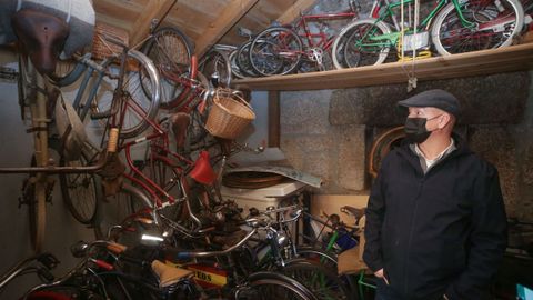 Juan Granados, observando las bicicletas más «especiales» de su colección.