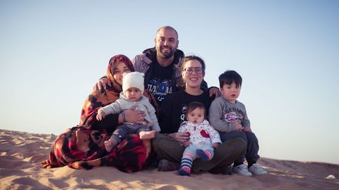 Cristina y Diego con sus hijos, Breogán y Mariña, este diciembre en su visita al campamento de refugiados de Smara, donde visitaron a Nayat y su hijo Jaled, que nació en O Salnés.