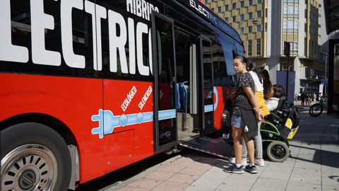 Un bus híbrido visitó Ourense con motivo de la Semana Europea de Movilidad del año 2019 (en la foto). La licitación planteada ahora prevé la adquisición de diez autobuses 100 % eléctricos.