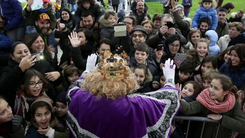 Niños saludando a uno de los Reyes Magos en la cabalgata de A Coruña del 2018