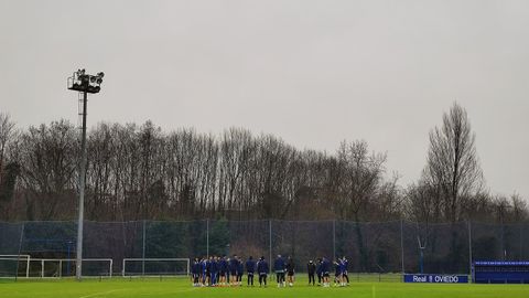 Ziganda charla con sus futbolistas en El Requexón