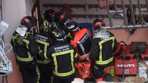 Los bomberos han hallado el cadver de uno de los dos trabajadores que haban quedado atrapados bajo los escombros tras el derrumbe registrado en el Colegio San Vicente Pal, de Gijn