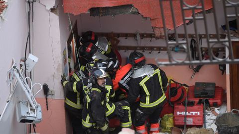  Los bomberos han hallado el cadver de uno de los dos trabajadores que haban quedado atrapados bajo los escombros tras el derrumbe registrado en el Colegio San Vicente Pal, de Gijn
