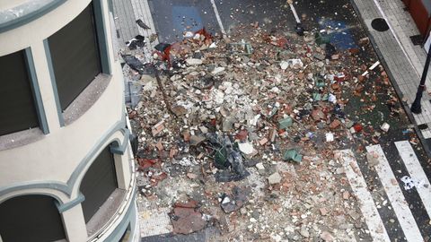 Escombros ocasionados por el derrumbe de la terraza del colegio San Vicente de Paul de Gijón