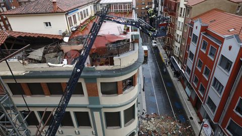 Los bomberos trabajan en el derrumbe de la terraza del colegio San Vicente de Paúl de Gijón