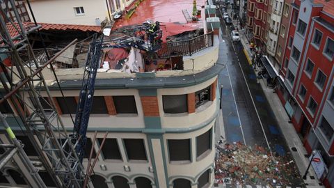 Un bombero accede a la azotea del colegio San Vicente Paúl en Gijón