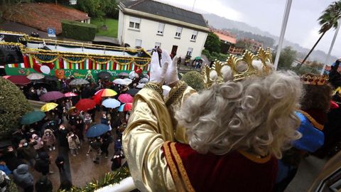 Multitud de niños acudieron en Oleiros a saludar a los Reyes Magos