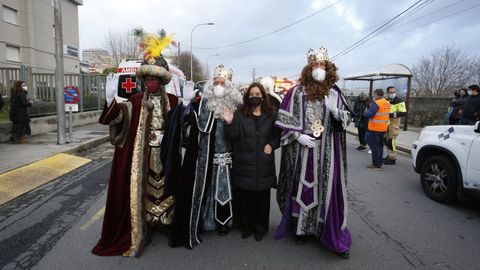 La alcaldesa de A Coruña, Inés Rey, recibió a los Reyes Magos antes de que iniciasen su recorrido por la ciudad
