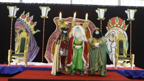 Los Reyes Magos posan en Betanzos, antes de la recepción a los más pequeños de la casa