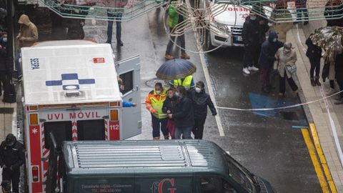 Familiares de una las víctimas del derrumbe de la terraza del colegio San Vicente de Paul de Gijón